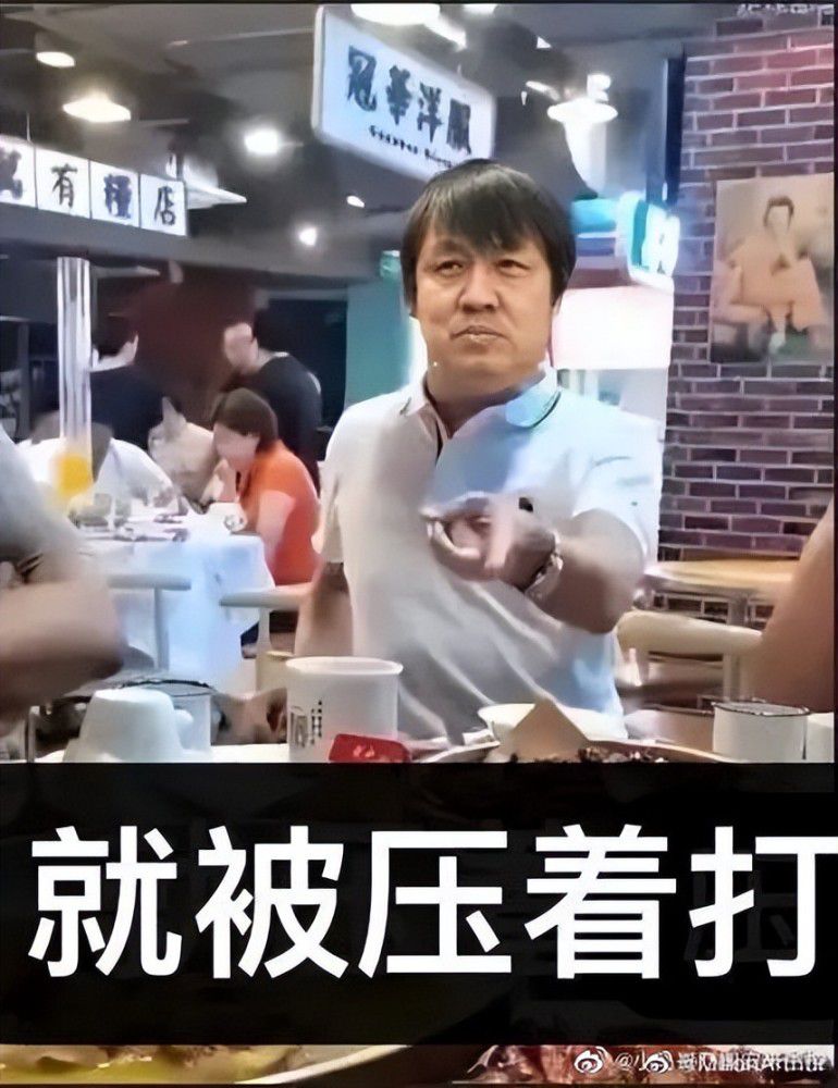 年纪已经超过60，发量饱满声如洪钟，经常被误认为只有三四十，颜值和体魄始终在娱乐圈一线，出了名的;冻龄保养帝，自创了一套修身养性的保养心法，时不时用小视频秀一秀